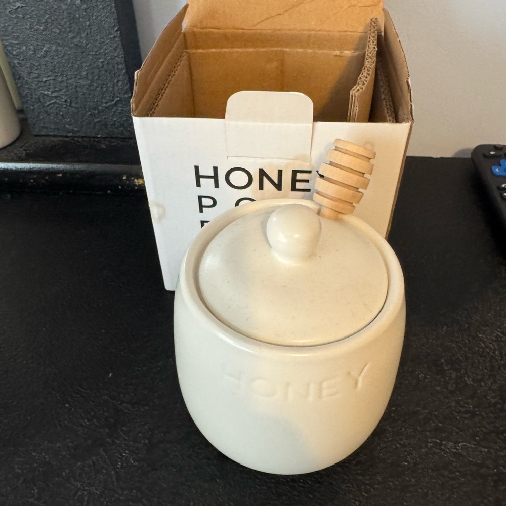 Bushwick Kitchen Honey Pot with Dipper. Cute unique and must have! NEW IN BOX.